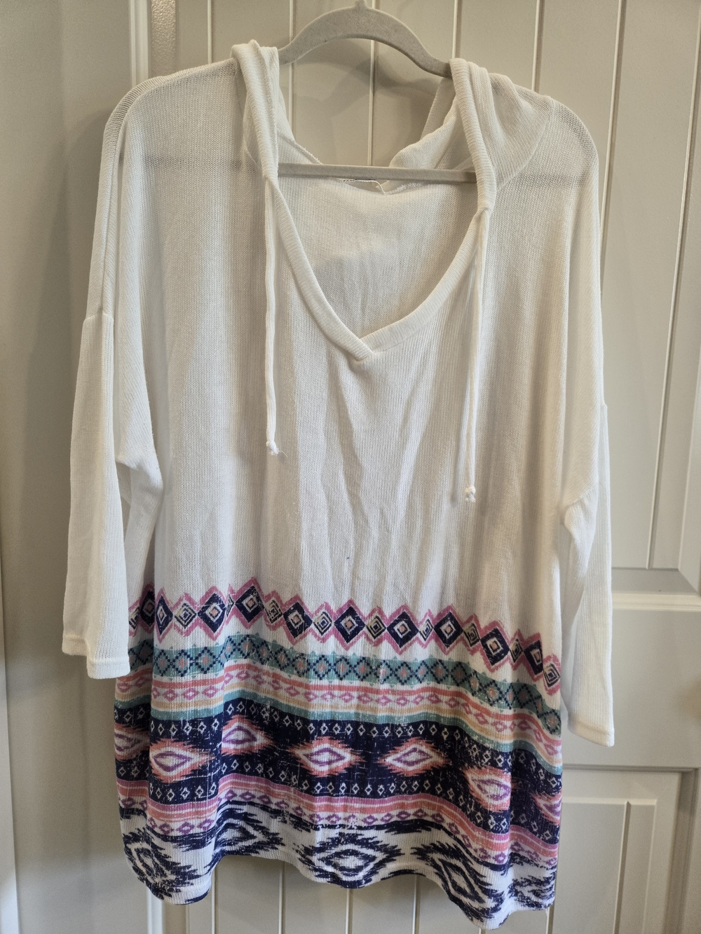 Maurices White Hooded Knit Tunic with Pink, Blue & Teal Aztec Border Size 4x